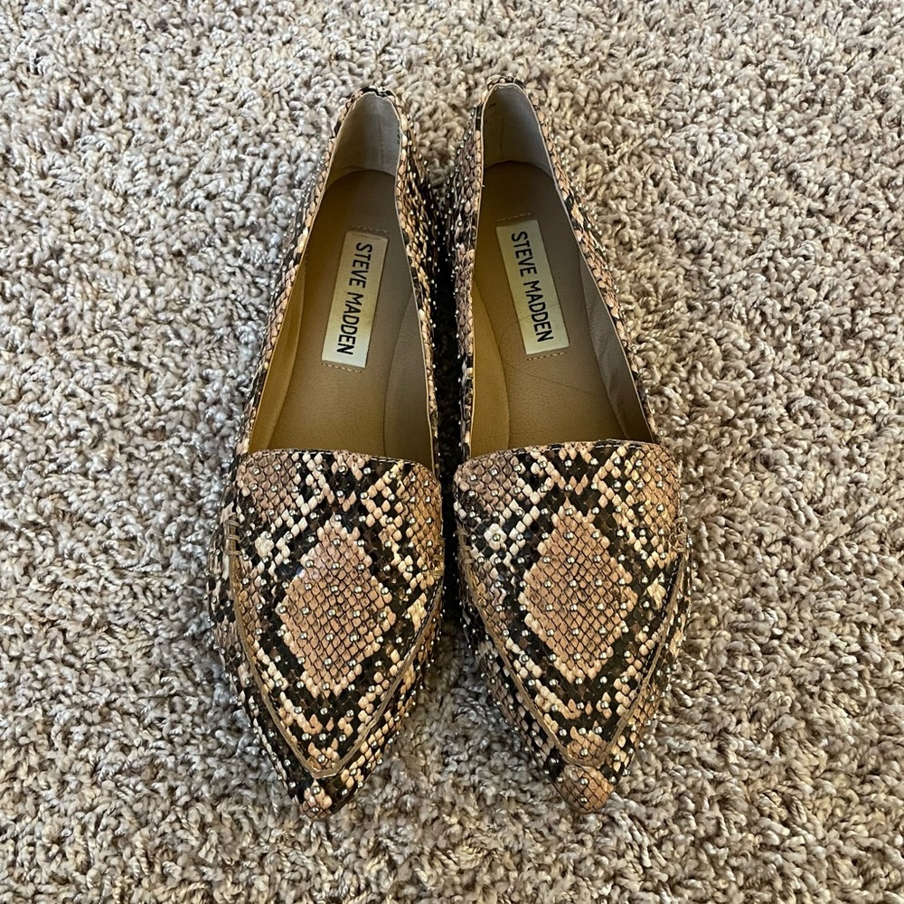 Steve Madden Feather Loafer Flat snake print size 5